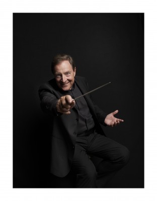 Howard Griffiths, Dirigent (Foto: Thomas Rabsch)